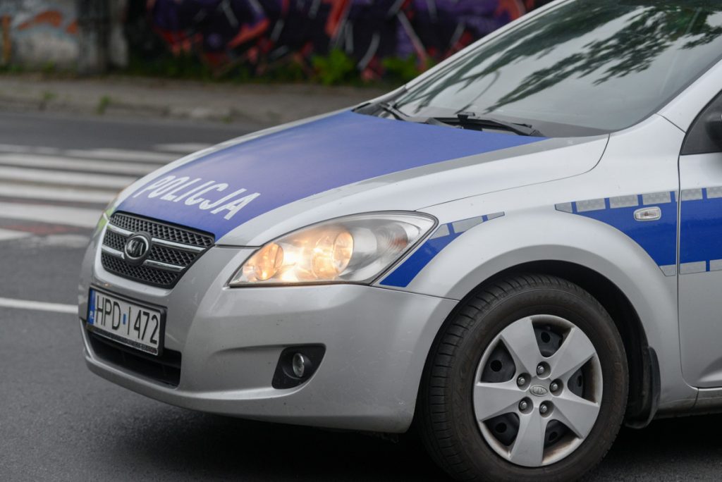 Eskortowali mężczyznę do szpitala