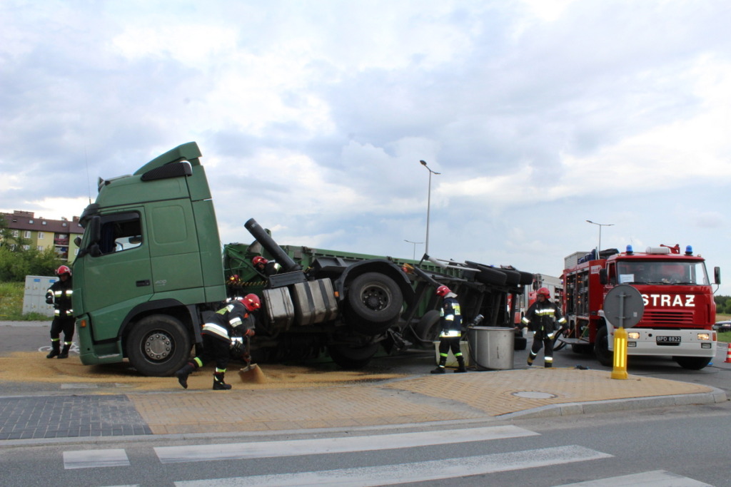 Zboże zostało na rondzie (FOTO)