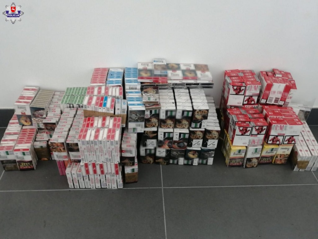 Na terenie opuszczonej posesji przechowywała prawie 700 paczek papierosów