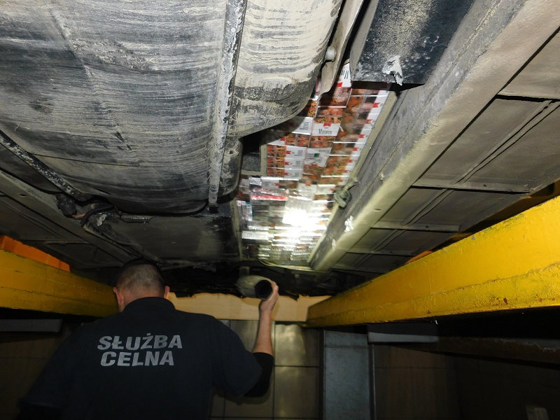 Papierosy ukryte w skrytkach pojazdów