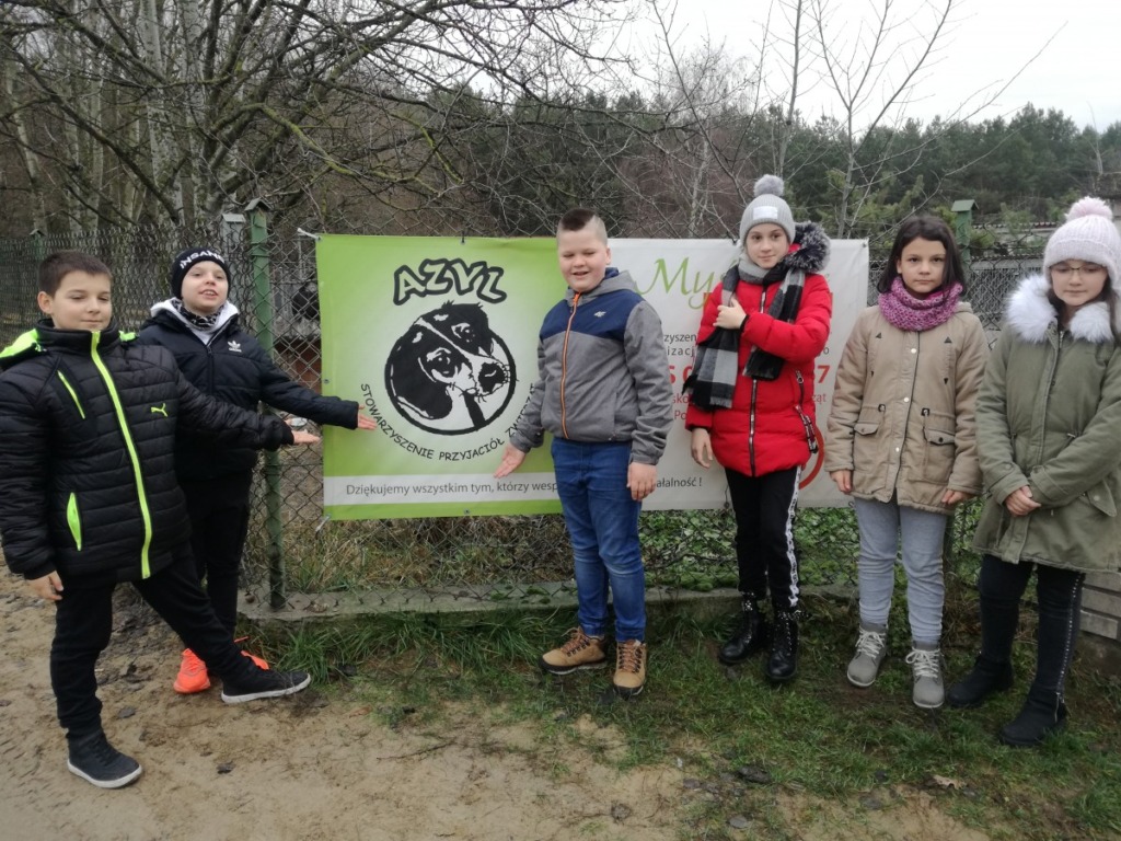 Uczniowie ze szkoły w Kodniu pomogli zwierzakom ze schroniska