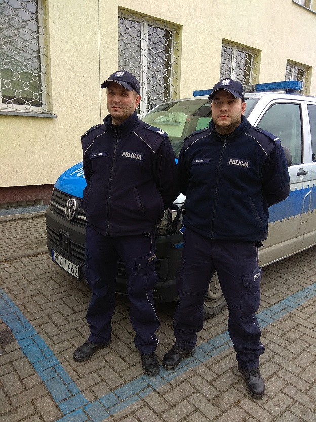 Policjanci uratowali życie