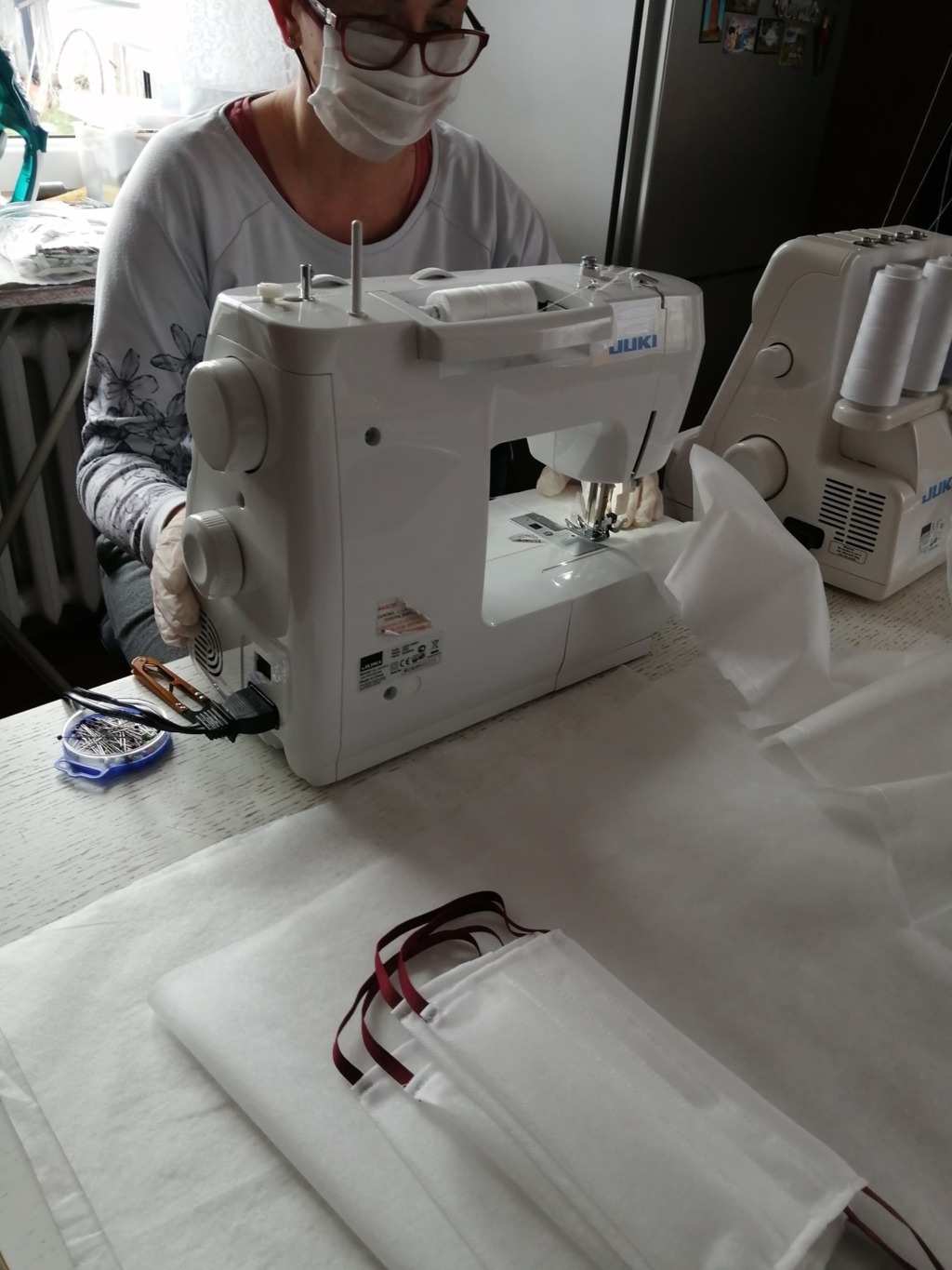 Wolontariusze z gminy Łomazy szyją maseczki i pomagają w zakupach