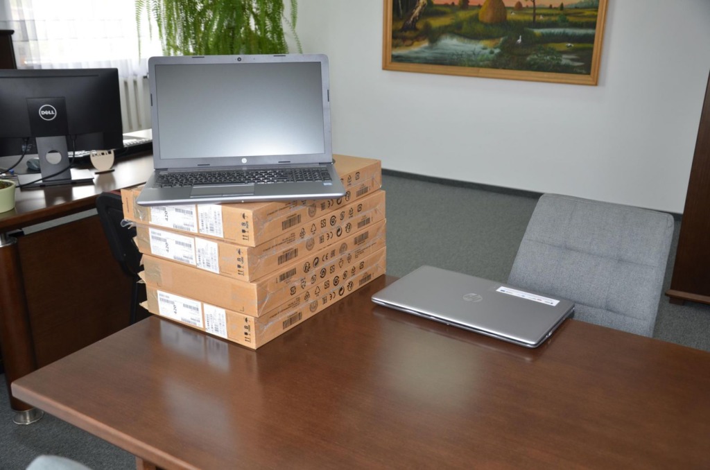 Nowe laptopy trafiły do szkoły w Janowie