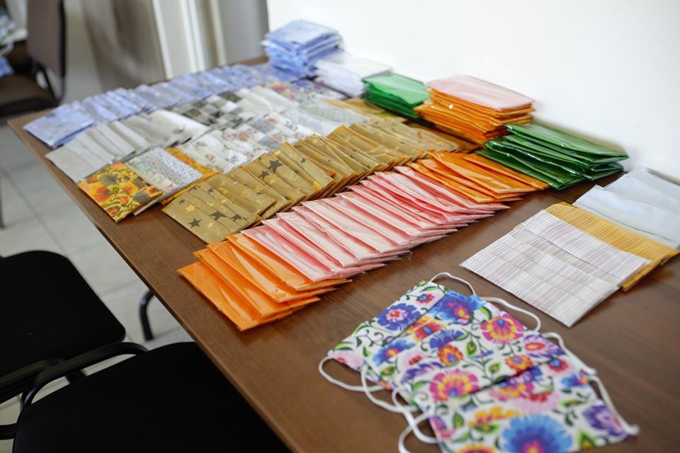 Szyją i rozdają maseczki mieszkańcom