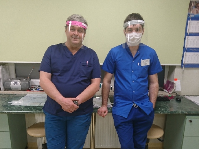 Nauczyciele z ZSZ nr 2 stworzyli przyłbice dla pracowników bialskiego szpitala