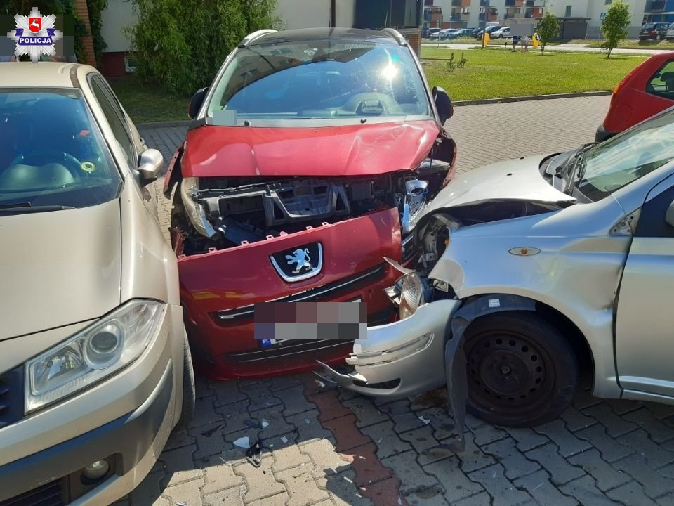 Przejechała przez chodnik i uderzyła w zaparkowane samochody. Prawo jazdy ma od 2 tygodni