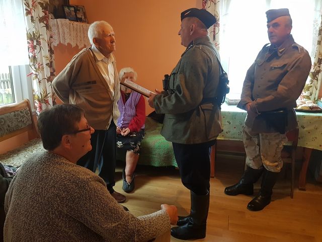 Grupa Rekonstrukcji Partyzanckiej odwiedziła 97-letniego żołnierza AK z Burwina