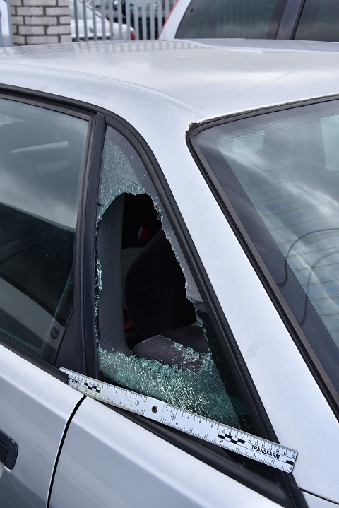 Wybili szyby z aut, budynków i przystanku. Straty oszacowano na 20 tysięcy zł