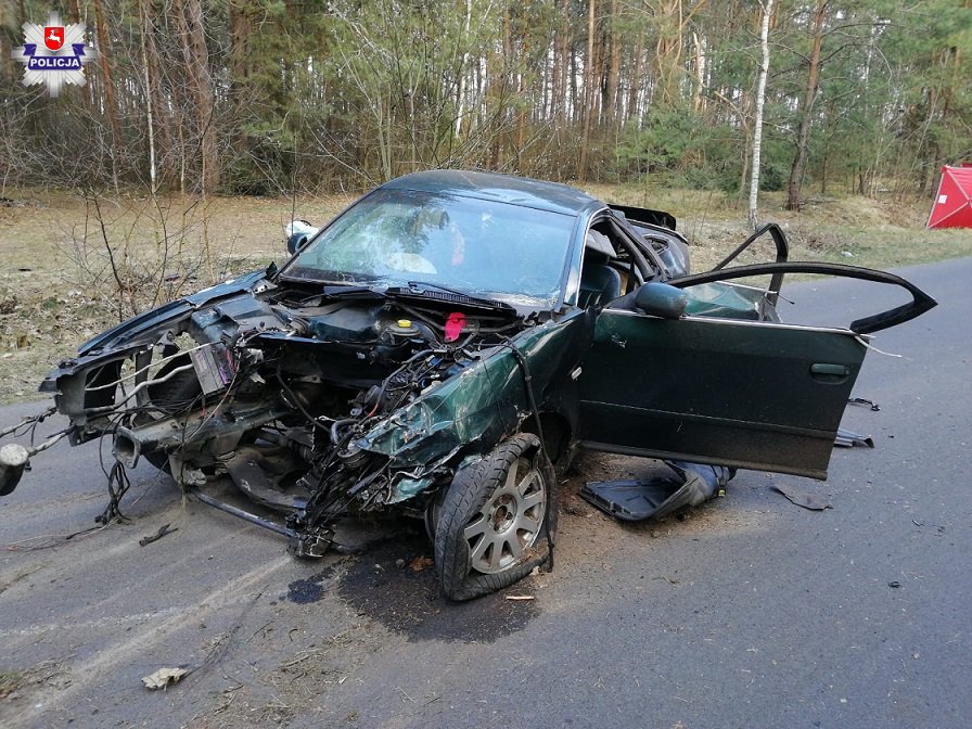 Nie żyje 26-latek. Na prostym odcinku drogi zjechał na pobocze i trafił w drzewo