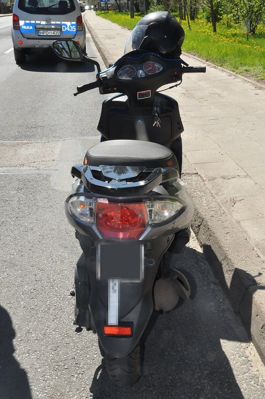 Jadąc motorowerem zderzył się z autem przy zmianie pasa ruchu. Trafił do szpitala