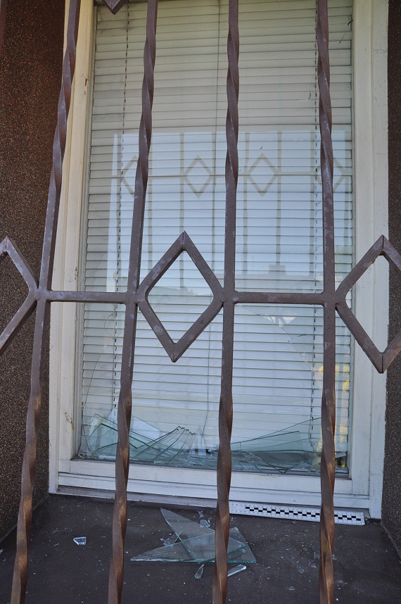 Wybił szybę i uszkodził drzwi bo… nie został wpuszczony do mieszkania