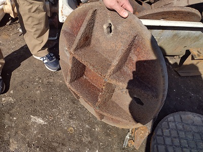 Pokrywy od studzienek i żeliwne rury skradzione z terenu Białej Podlaskiej