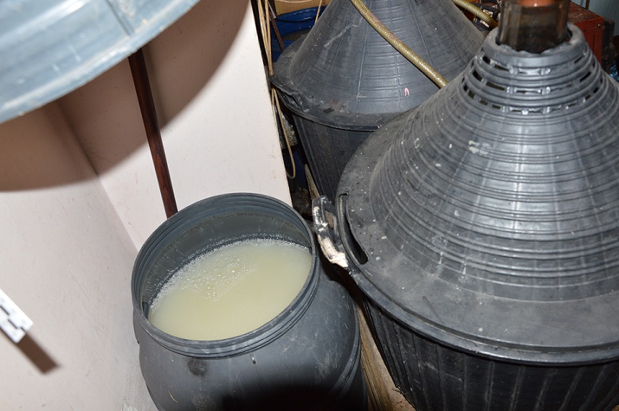 Policjanci ujawnili nielegalnie działającą wytwórnię alkoholu