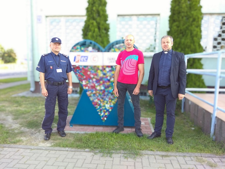 Policjanci przekazali plastikowe nakrętki na rzecz małej Zosi