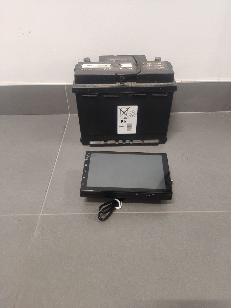 Włamali się do BMW. Z wnętrza ukradli radio i akumulator