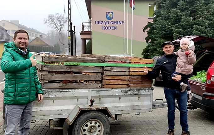 Wspierają służby na granicy. Przekazano drewno i jabłka