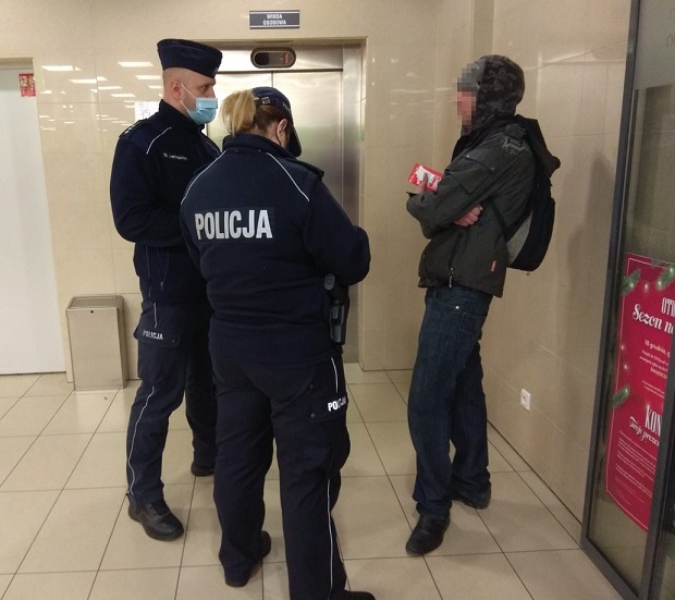 Policjanci kontrolują przestrzeganie obostrzeń