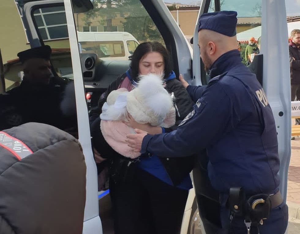 Policjanci na pomoc uciekającym przed wojną