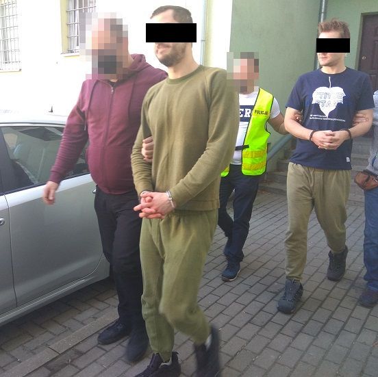 Podszywali się pod policjantów, bo chcieli wrzucić filmik do sieci