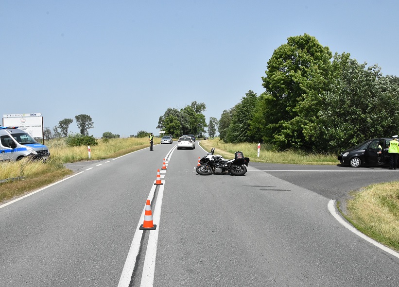 85-latek nie ustąpił pierwszeństwa. Kierowca motocykla w szpitalu