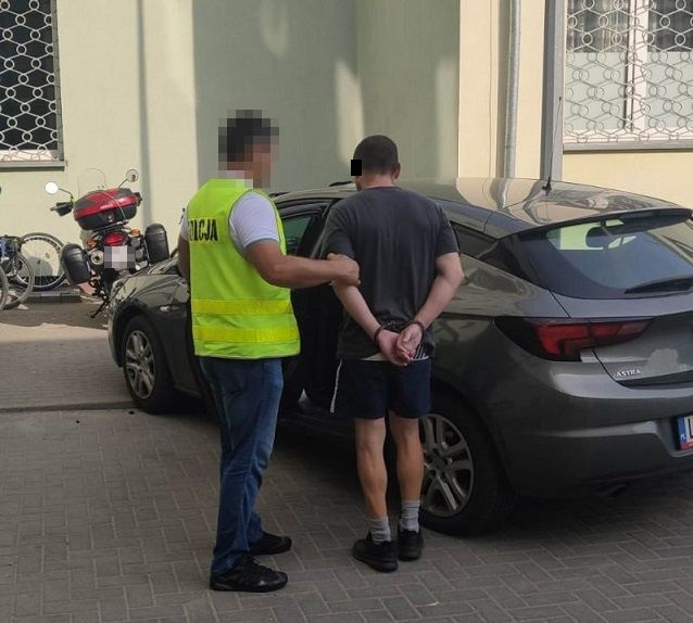 Ugodził kolegę w plecy rozbitą butelką