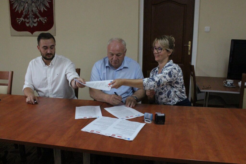 Podpisali umowę na realizację projektu „Budowa i modernizacja infrastruktury kulturalnej w gminie Kodeń”