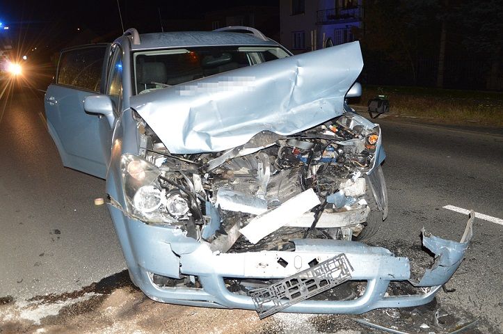 Zderzenie czołowe na ul. Warszawskiej. Jedna osoba trafiła do szpitala