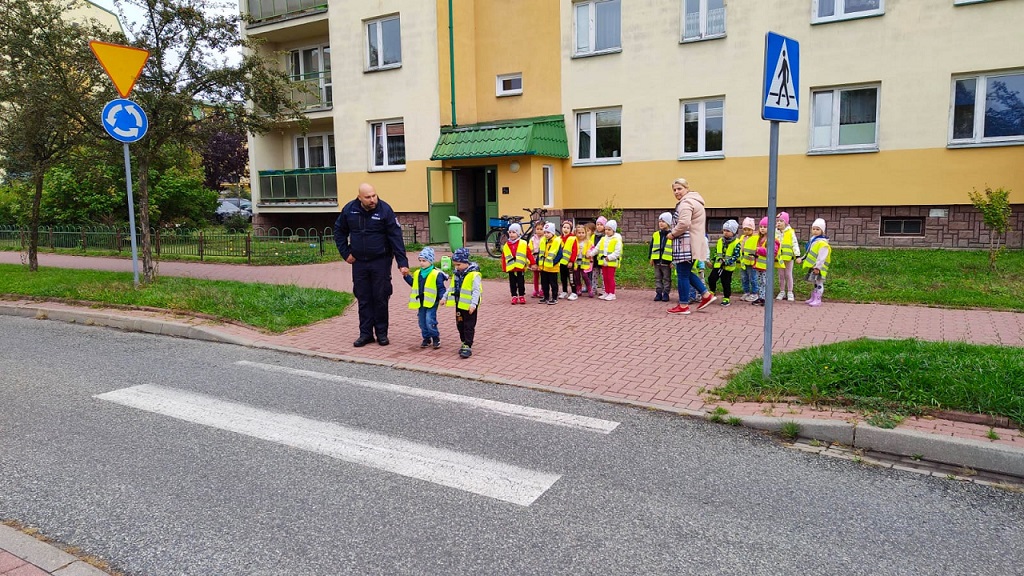 Przybliżyli przedszkolakom zasady bezpieczeństwa na drodze