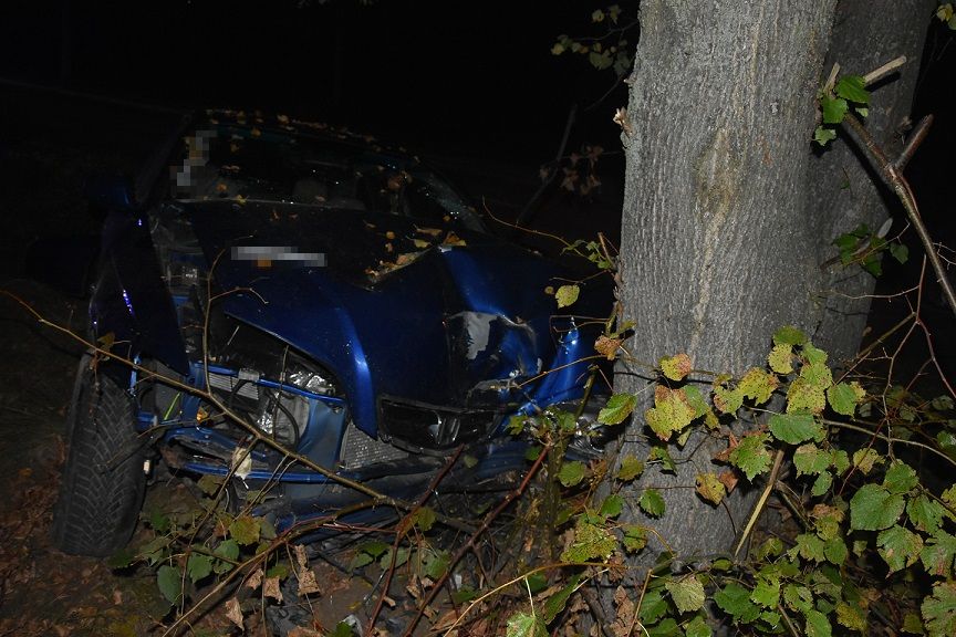 Pijana nastolatka straciła panowanie nad autem i uderzyła w drzewo