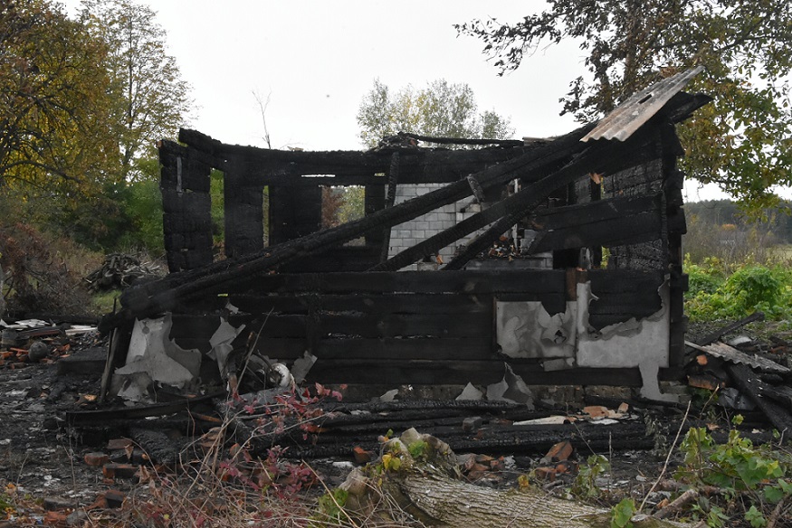 Pożar domu w Pogorzelcu. W trakcie akcji gaśniczej ujawniono ciało