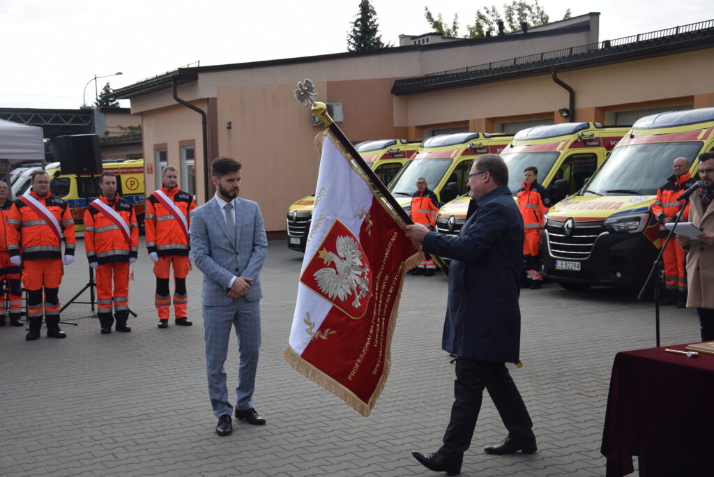 Przekazano nowy sztandar podczas uroczystości Dnia Ratownictwa Medycznego w Stacji Pogotowia Ratunkowego w Białej Podlaskiej