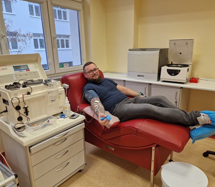 Od 20 lat dzieli się krwią z potrzebującymi.  Został uhonorowany odznaką