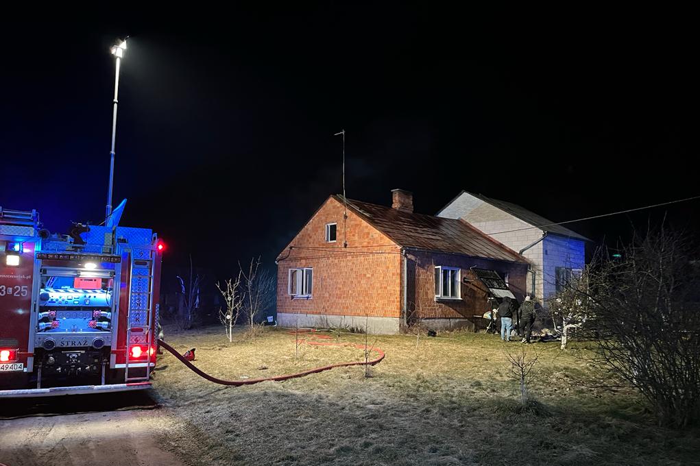 Pożar domu w Stinie. Zapaliły się materiały przy kominie