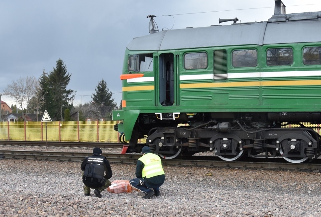 Przemyt papierosów ukryty w silniku lokomotywy
