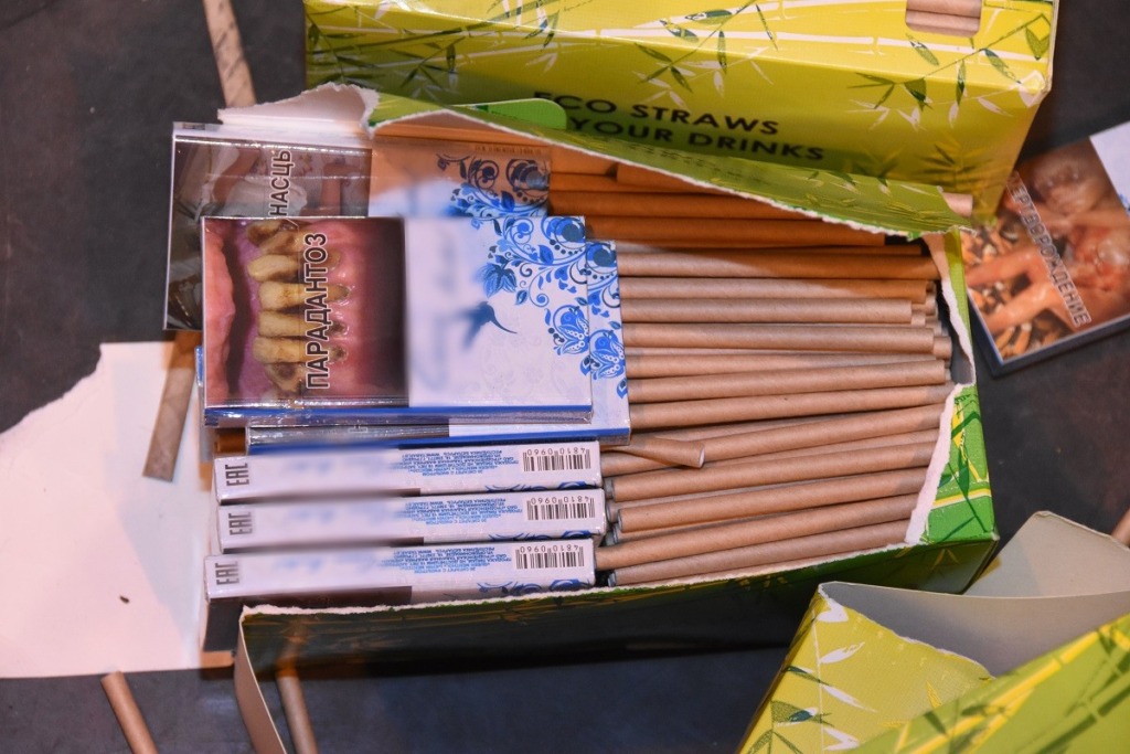 175 tysięcy paczek papierosów ukryte w ładunku słomek koktajlowych