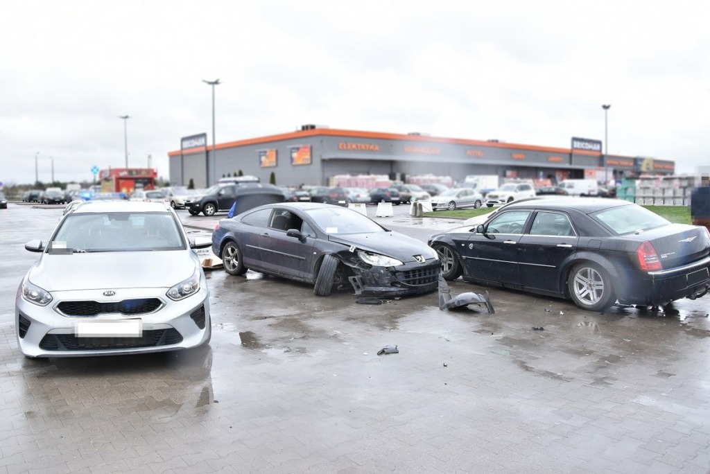 Uciekał przed Policją. Uszkodził dwa inne samochody na parkingu