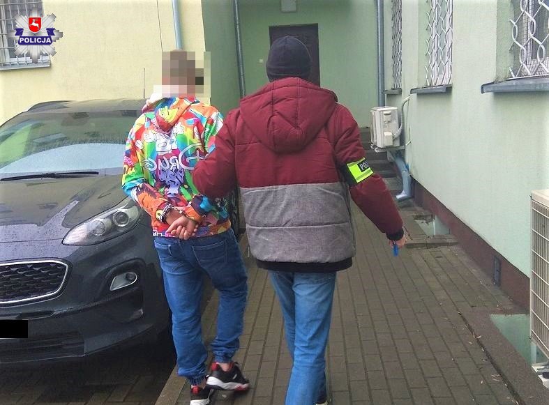 Przed policjantami schował się pod… ręcznikiem