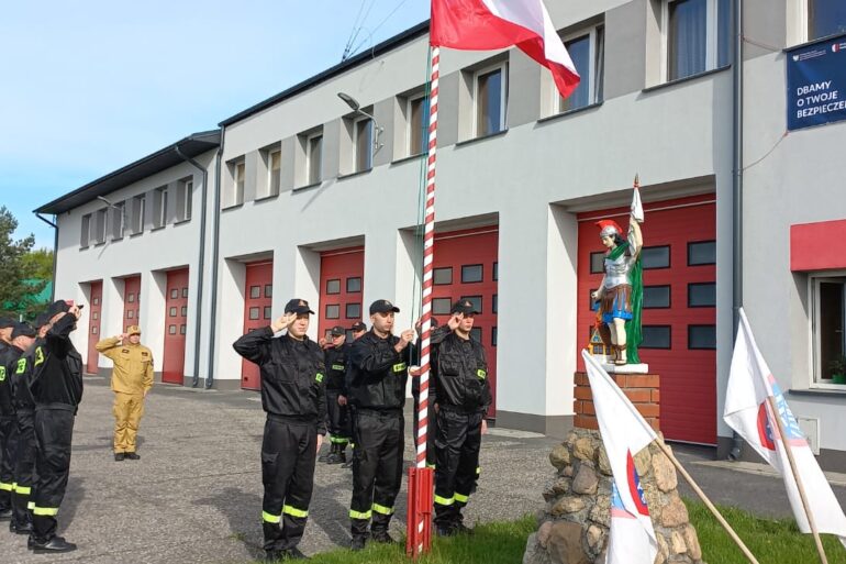 Uroczyste zbiórki strażaków z okazji Dnia Flagi