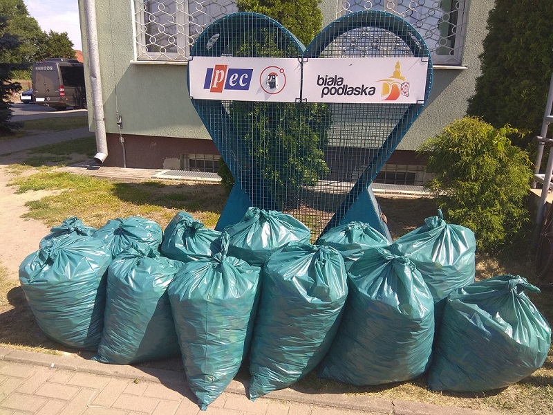 Niebieskie serce zapełnione nakrętkami