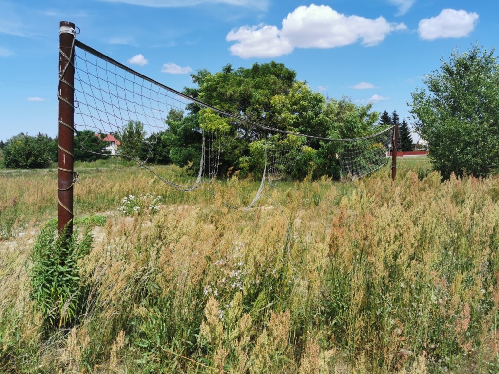 Boisko na Grzybowej w opłakanym stanie. Jeden z mieszkańców wziął sprawę w swoje ręce