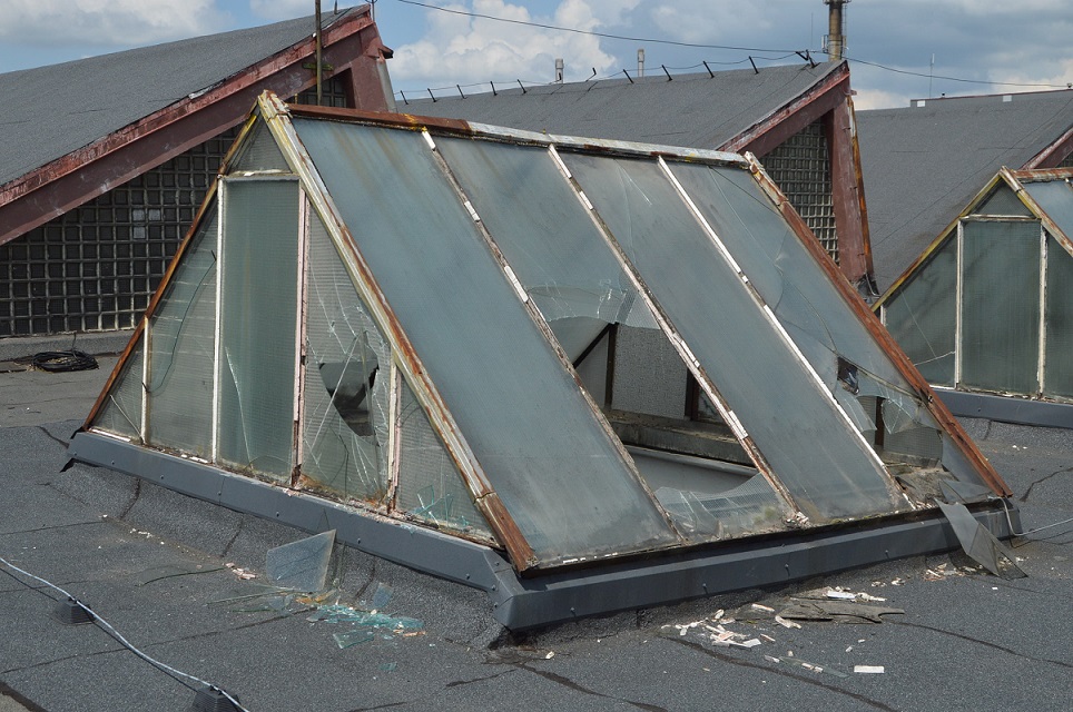 Trzech nastolatków wybiło prawie 150 szyb na szkodę bialskich firm