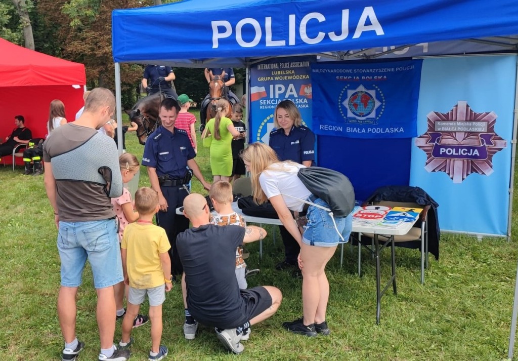 Policyjne stoisko na pikniku w Janowie Podlaskim