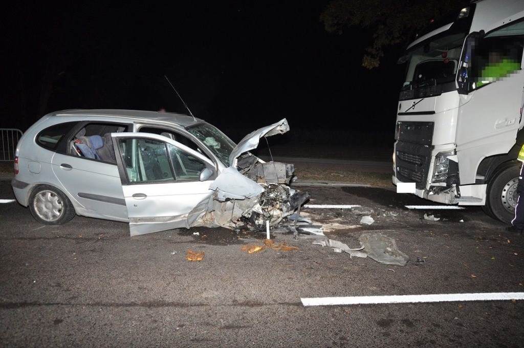 Renault zderzył się z ciągnikiem i tirem, trzy osoby ranne