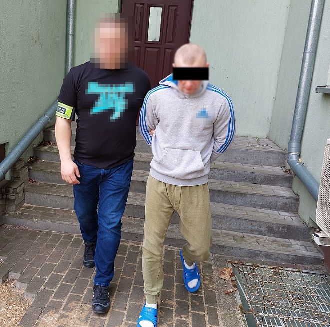 Szarpali i znieważali policjantów. Usłyszeli już zarzuty