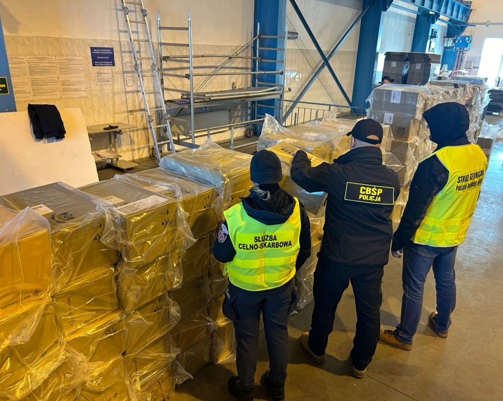 89 tys. paczek nielegalnych papierosów ukryte w naczepie ciężarówki