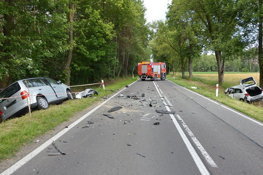 Czołówka aut w Jelnicy. 22-latek zasnął za kierownicą