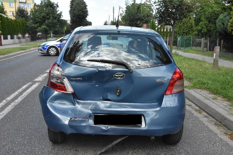 20-letni kierowca uderzył w samochód zatrzymujący się przed przejściem dla pieszych