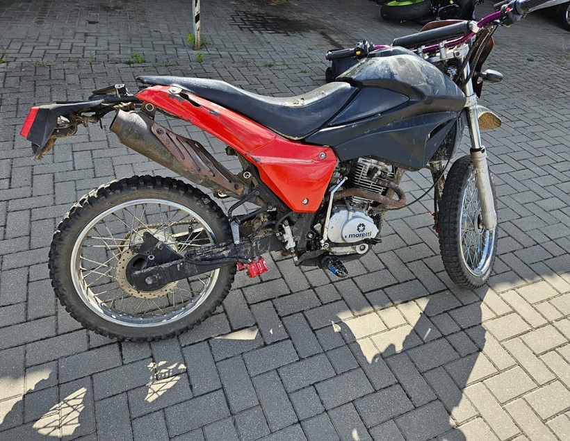 18-latek bez prawa jazdy uciekał przed policją na motorowerze. Był pod wpływem alkoholu