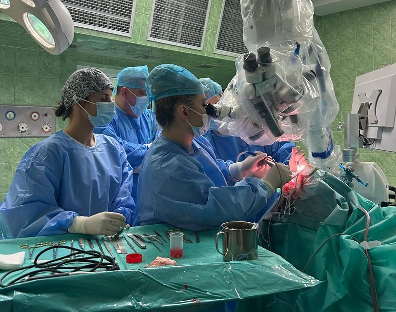 Neurochirurdzy z WSzS operują guzy mózgu z zastosowaniem kwasu aminolewulinowego (5-ALA)